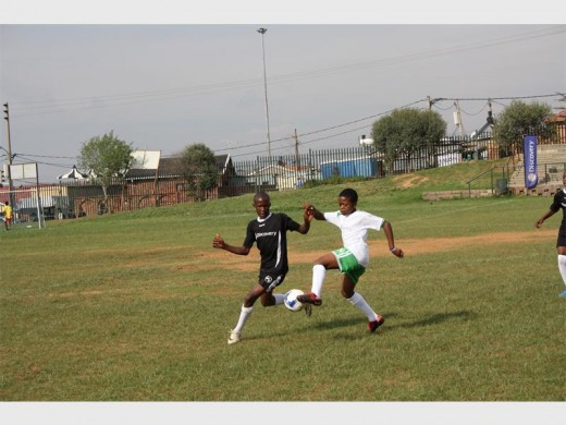 What a tussle for the ball for the final berth in this encounter from two players of Skeen Primary School (black) and Dr Knak Primary School during the semis.