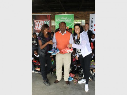 Athletes Mapaseka Makhanya and René Kalmer flank Skeen Primary School principal Phillemon Mashishi.
